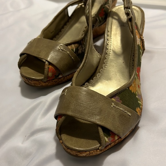 🎉5/$15🎉 K STUDIO FLORAL CANVAS WEDGES W/CORK HEEL (40/9) - Picture 8 of 16